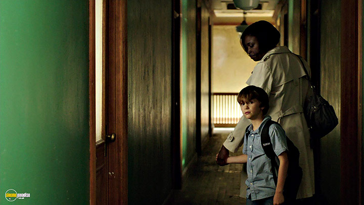 A still #31 from Lights Out (2016)