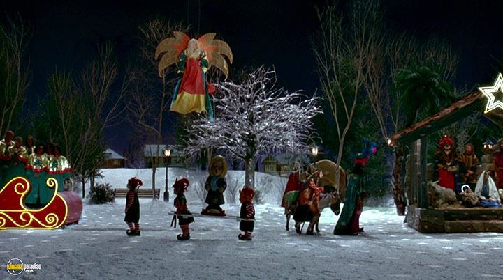 A still #32 from Surviving Christmas (2004)
