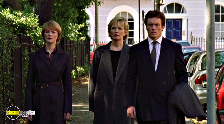 A still #34 from Perfect Strangers (2001)