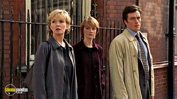 A still #32 from Perfect Strangers (2001)