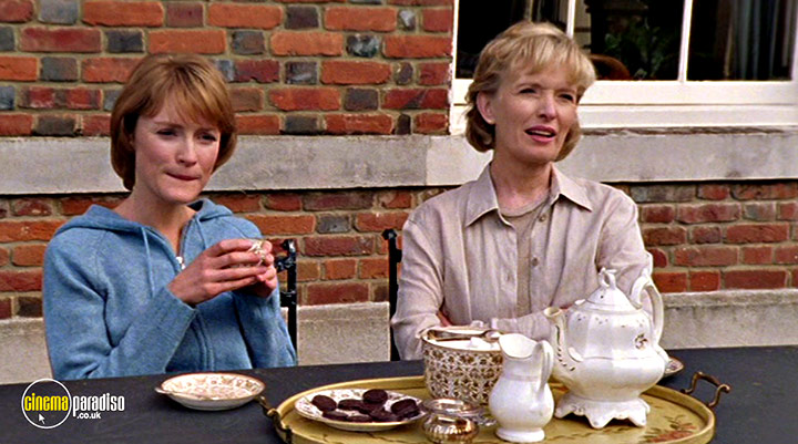 A still #29 from Perfect Strangers (2001)