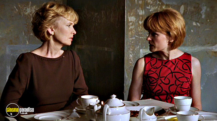 A still #13 from Perfect Strangers (2001)