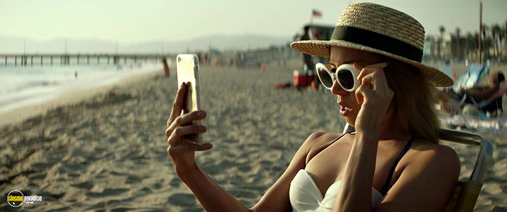 A still #13 from Ingrid Goes West (2017)