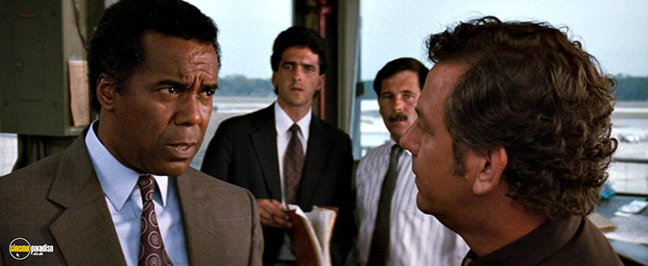 A still #8 from Passenger 57 (1992)