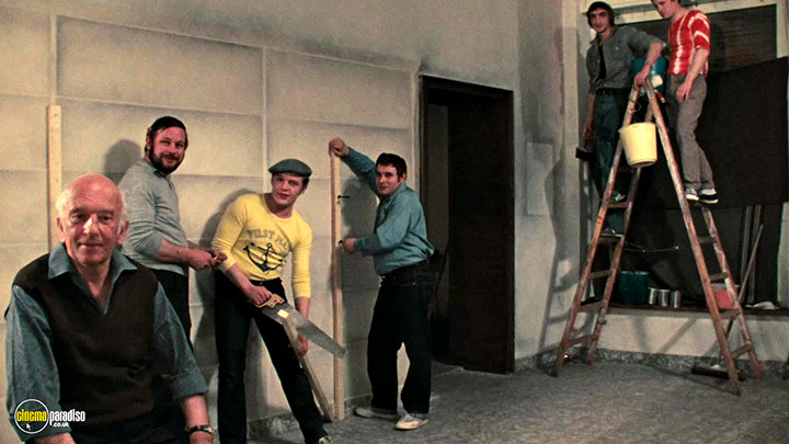 A still #6 from Eight Hours are Not a Day (1973)