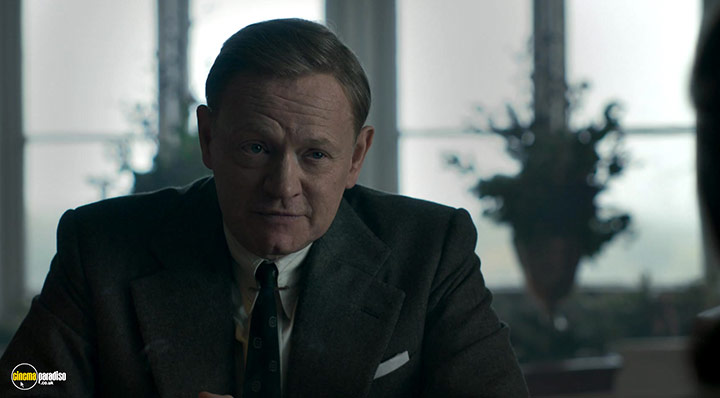 A still #32 from The Crown: Series 1 (2016)