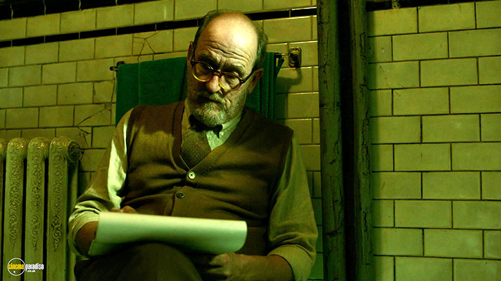 A still #25 from The Shape of Water (2017)