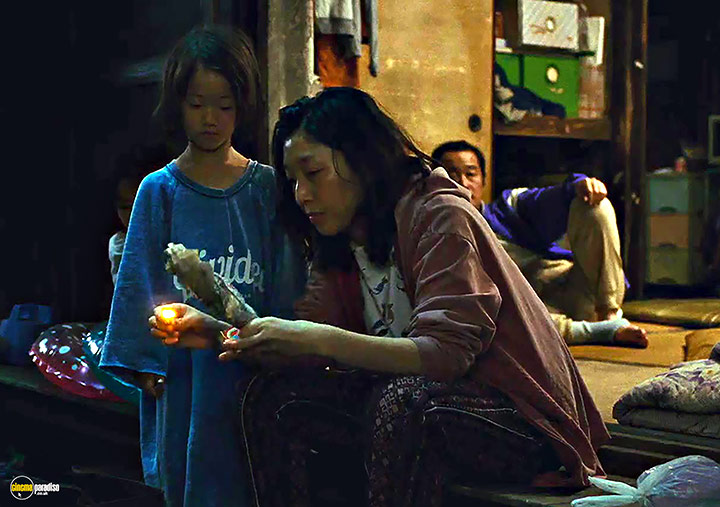 A still #15 from Shoplifters (2018)