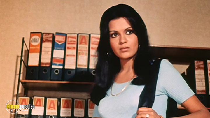 A still from Roti Kapada Aur Makaan (1974) 