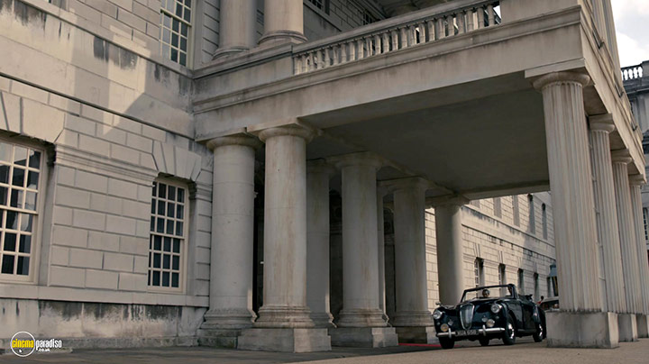 A still #21 from The Crown: Series 2 (2017)