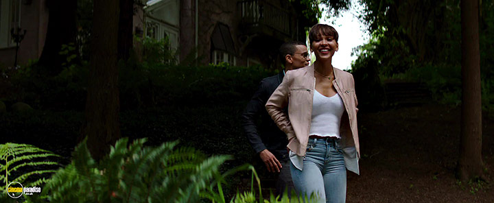 A still #7 from The Intruder (2019)