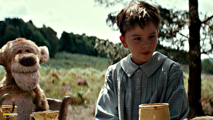 A still #24 from Christopher Robin (2018)