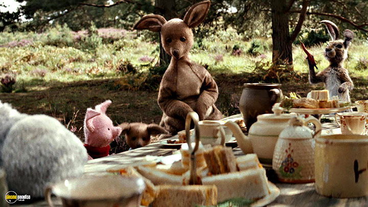 A still #13 from Christopher Robin (2018)