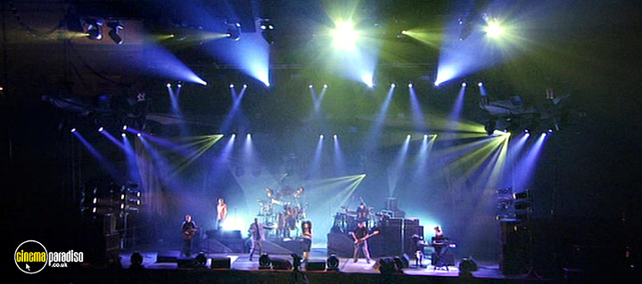 A still #9 from Faithless: Live at Alexandra Palace (2005)