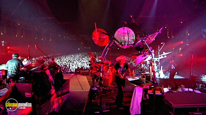 A still #7 from Faithless: Live at Alexandra Palace (2005)