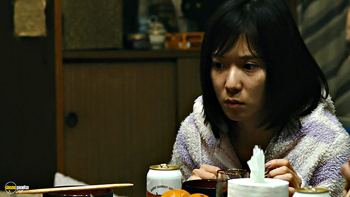 A still #14 from Shoplifters (2018)
