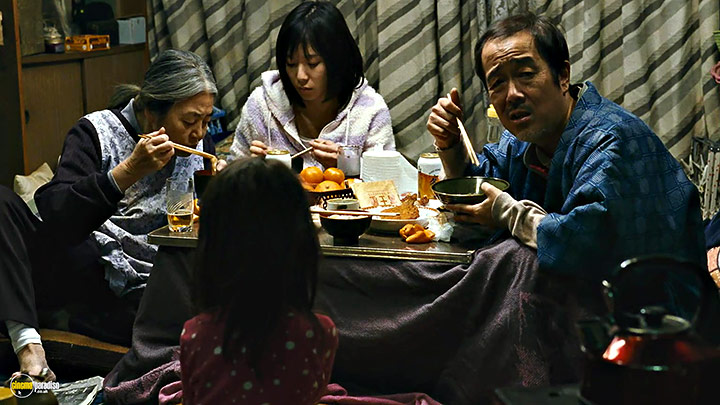 A still #21 from Shoplifters (2018)