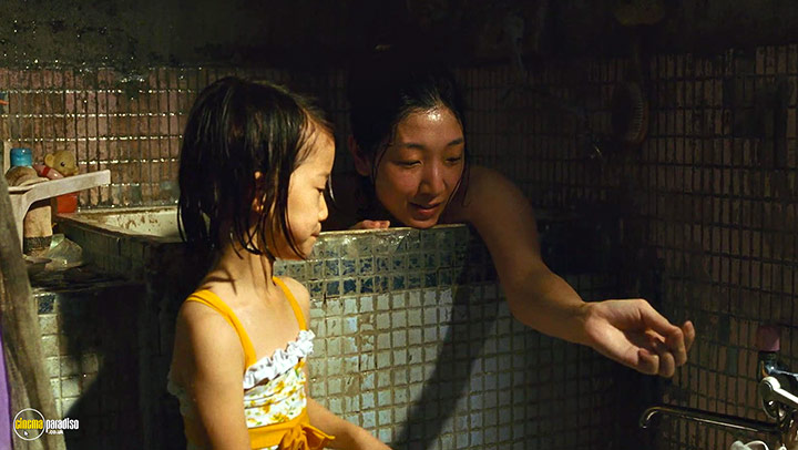 A still #18 from Shoplifters (2018)