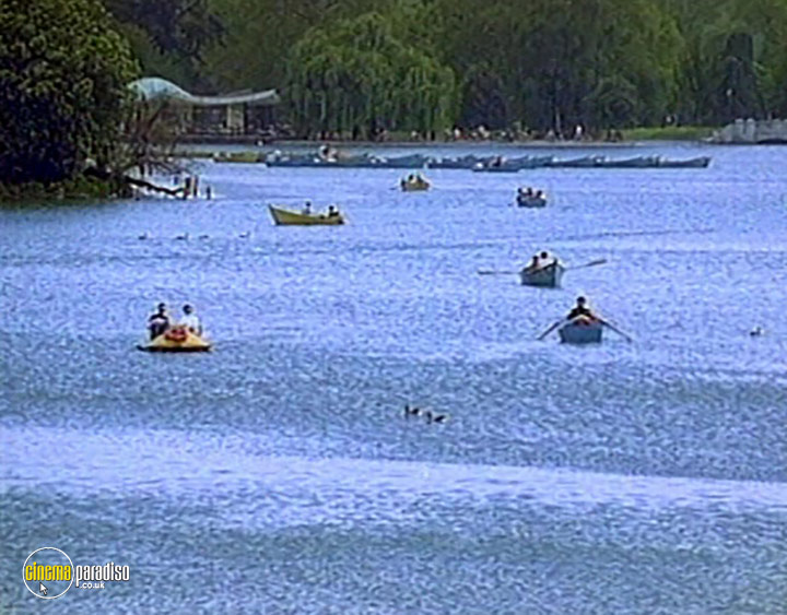 A still #27 from City Guide: London (2004)