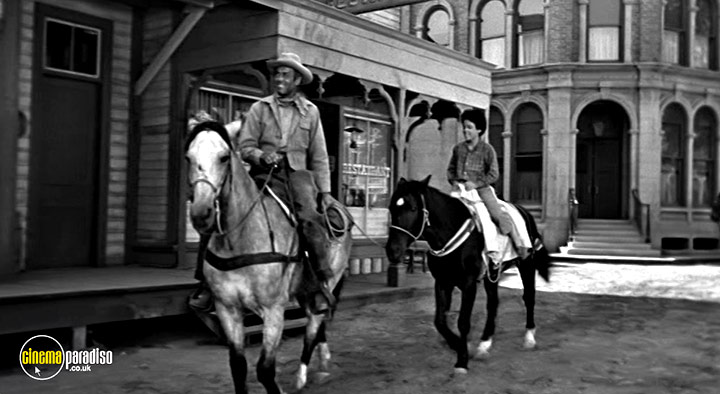 A still #5 from The Tin Star (1957)