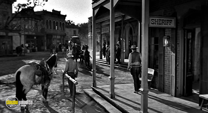 A still #12 from The Tin Star (1957)