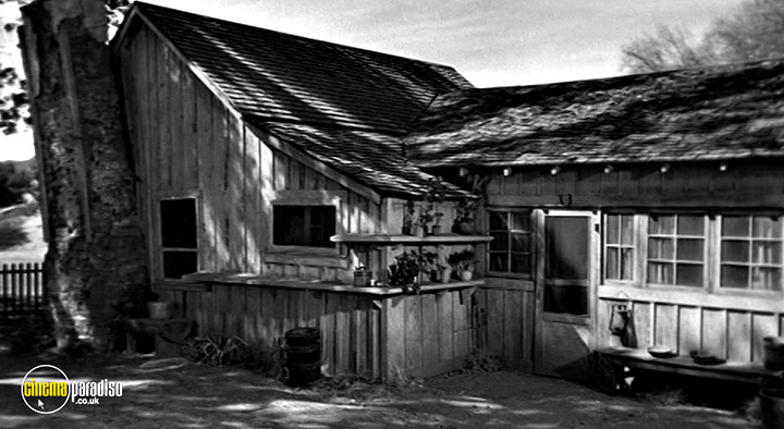 A still #20 from The Tin Star (1957)