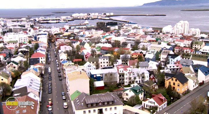 A still #17 from Inside Bjork (2003)