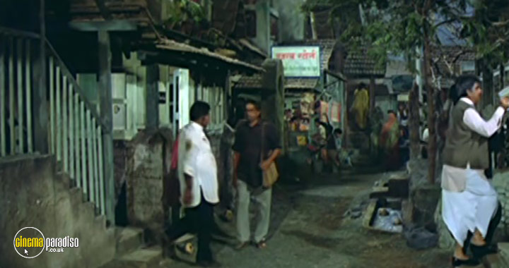 A still #23 from Mazdoor (1983)