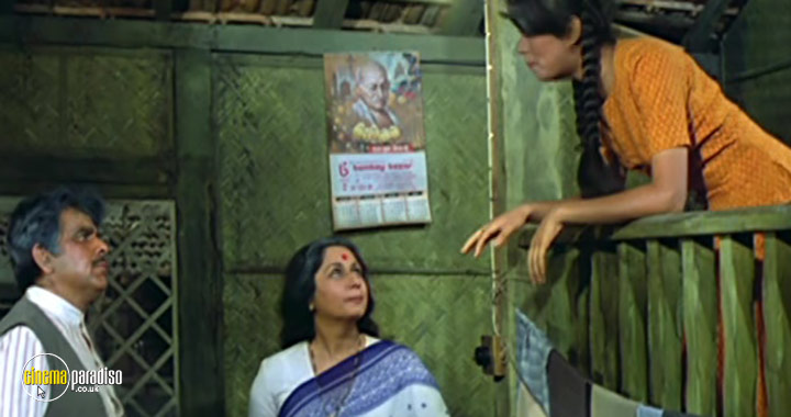 A still #22 from Mazdoor (1983)