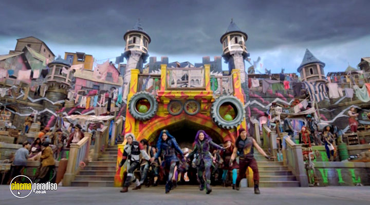 A still #32 from Descendants 3 (2019)