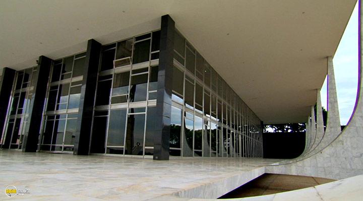 A still #22 from Dan Cruickshank's Adventures in Architecture (2008)