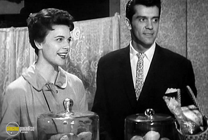 A still #22 from The Golden Disc (1958)