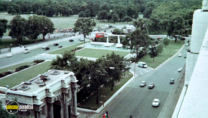 A still #21 from The Statue (1971)