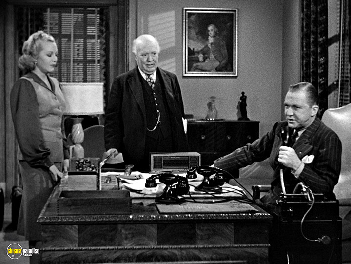 A still #11 from It Happened in Hollywood / Adventure in Sahara / Power of the Press (1943)