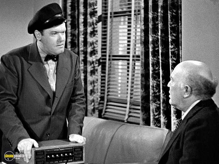A still #23 from It Happened in Hollywood / Adventure in Sahara / Power of the Press (1943)