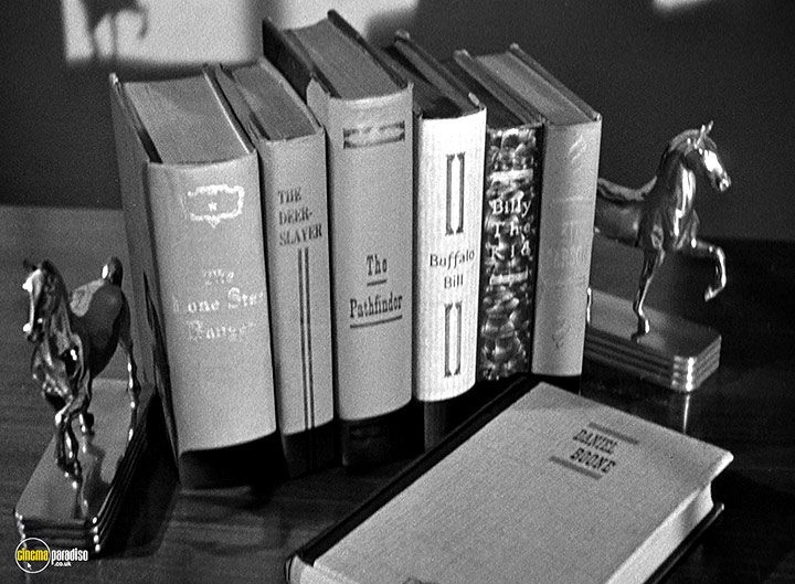 A still #25 from It Happened in Hollywood / Adventure in Sahara / Power of the Press (1943)