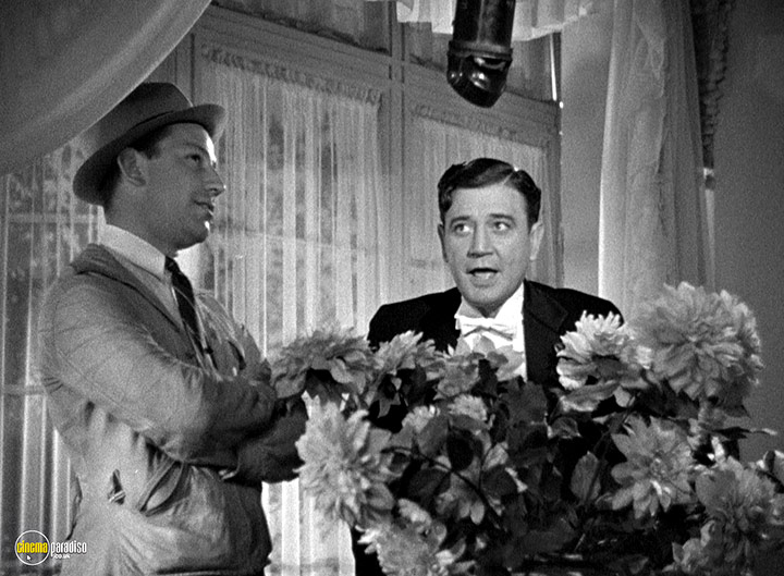 A still #30 from It Happened in Hollywood / Adventure in Sahara / Power of the Press (1943)