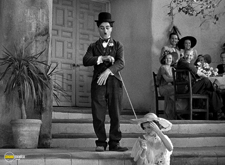 A still #40 from It Happened in Hollywood / Adventure in Sahara / Power of the Press (1943)