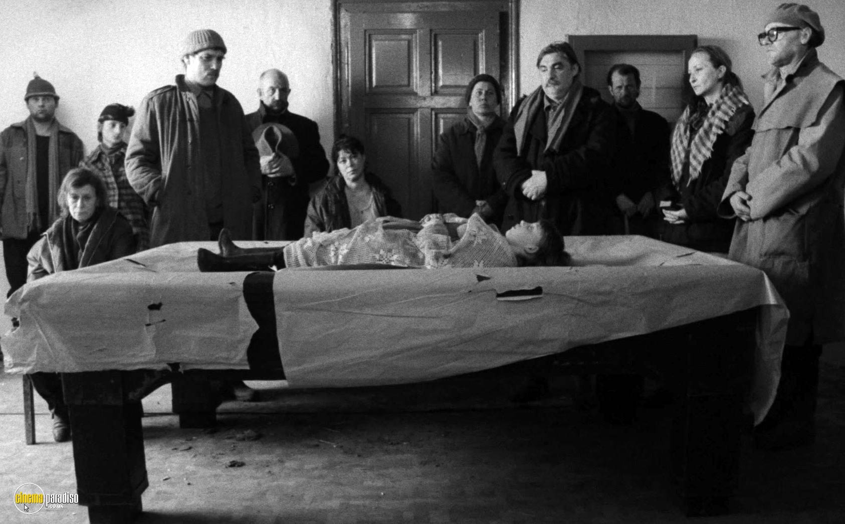 A still from S&aacute;t&aacute;ntang&oacute; (1994) 