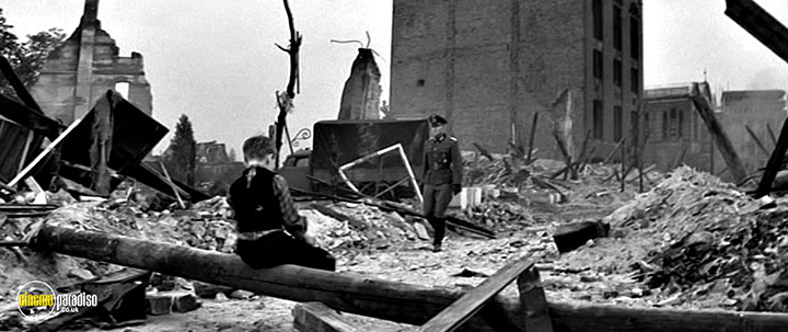 A still #10 from Young Lions (1958)
