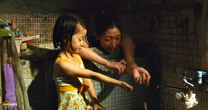 A still #56 from Shoplifters (2018)