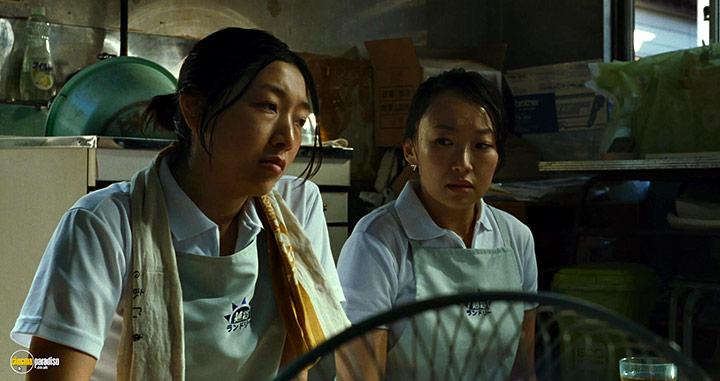A still #55 from Shoplifters (2018)