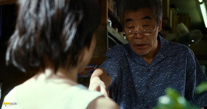 A still #54 from Shoplifters (2018)