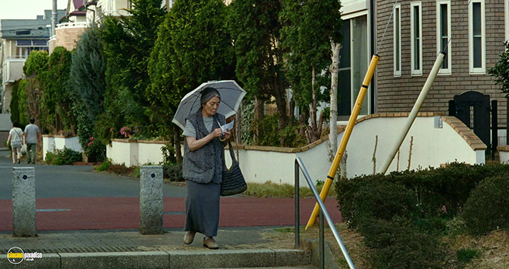 A still #52 from Shoplifters (2018)