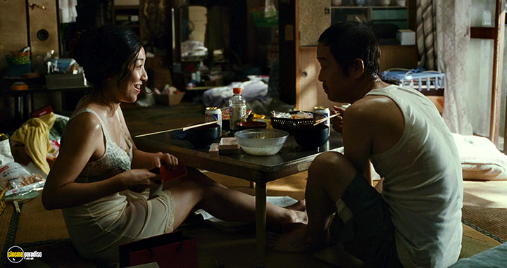 A still #51 from Shoplifters (2018)