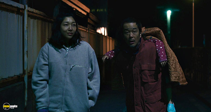 A still #46 from Shoplifters (2018)