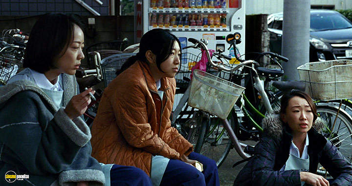 A still #29 from Shoplifters (2018)