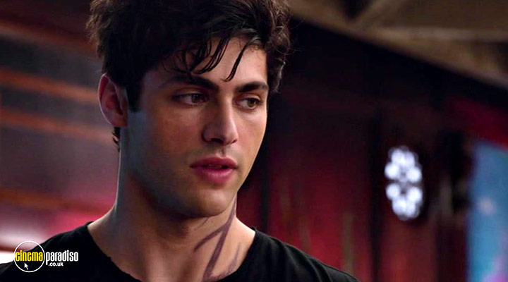 A still #34 from Shadowhunters: Series 1 (2016)