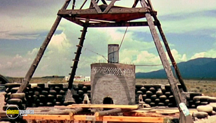 A still #14 from Garbage Warrior (2008)