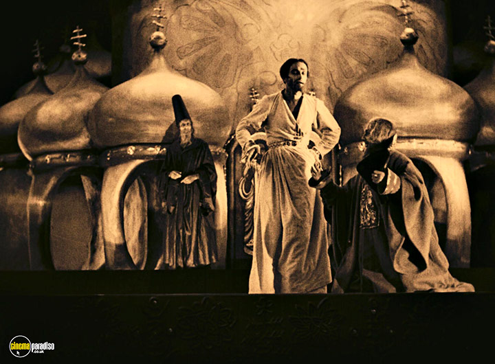 A still #16 from Waxworks (1924)